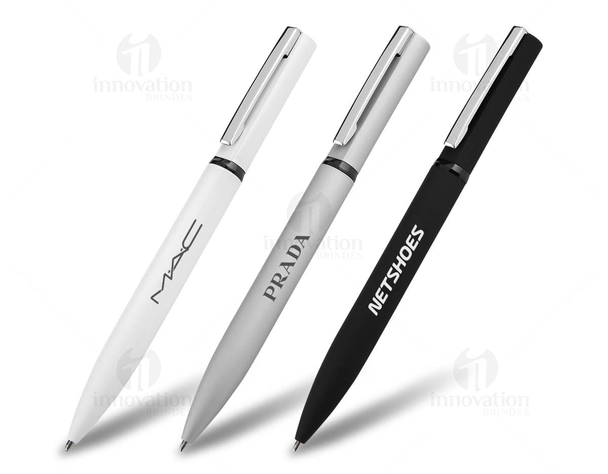 Caneta de alumínio resistente de cor prata, com detalhes em preto e marca de uma empresa gravada. Caneta de alumínio resistente de cor prata, com detalhes em preto e marca de uma empresa gravada.