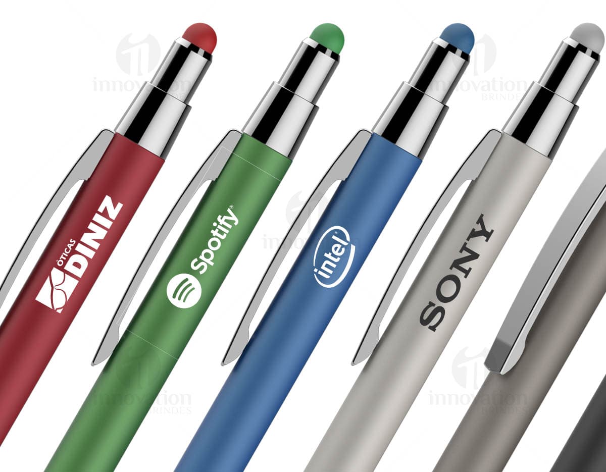 Kit com 6 porta copos coloridos em formato redondo, feitos em material resistente. Três dos porta copos possuem estampas de frutas e os outros três possuem estampas de animais. Kit com 6 porta copos coloridos em formato redondo, feitos em material resistente. Três dos porta copos possuem estampas de frutas e os outros três possuem estampas de animais.