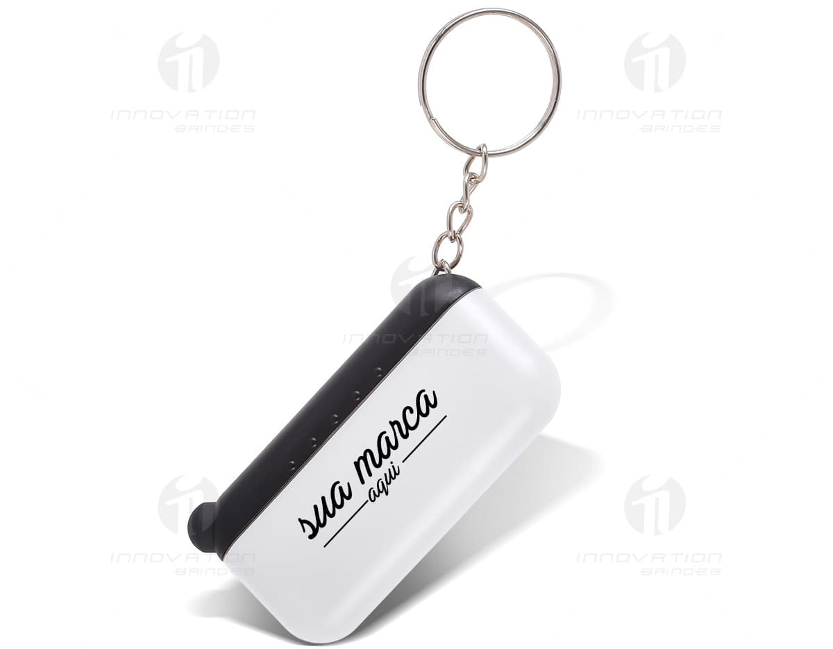 Carteira de metal para cartões na cor prata, com design moderno e elegante. Carteira de metal para cartões na cor prata, com design moderno e elegante.