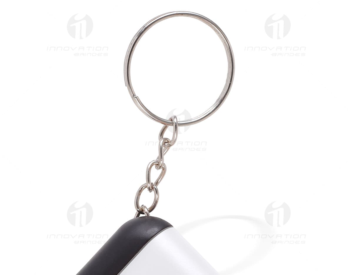 Óculos de sol elegantes com proteção 400 UV. Design moderno e estiloso, lentes escuras e armação preta. Acessório de moda para proteger os olhos dos raios ultravioleta. Óculos de sol elegantes com proteção 400 UV. Design moderno e estiloso, lentes escuras e armação preta. Acessório de moda para proteger os olhos dos raios ultravioleta.
