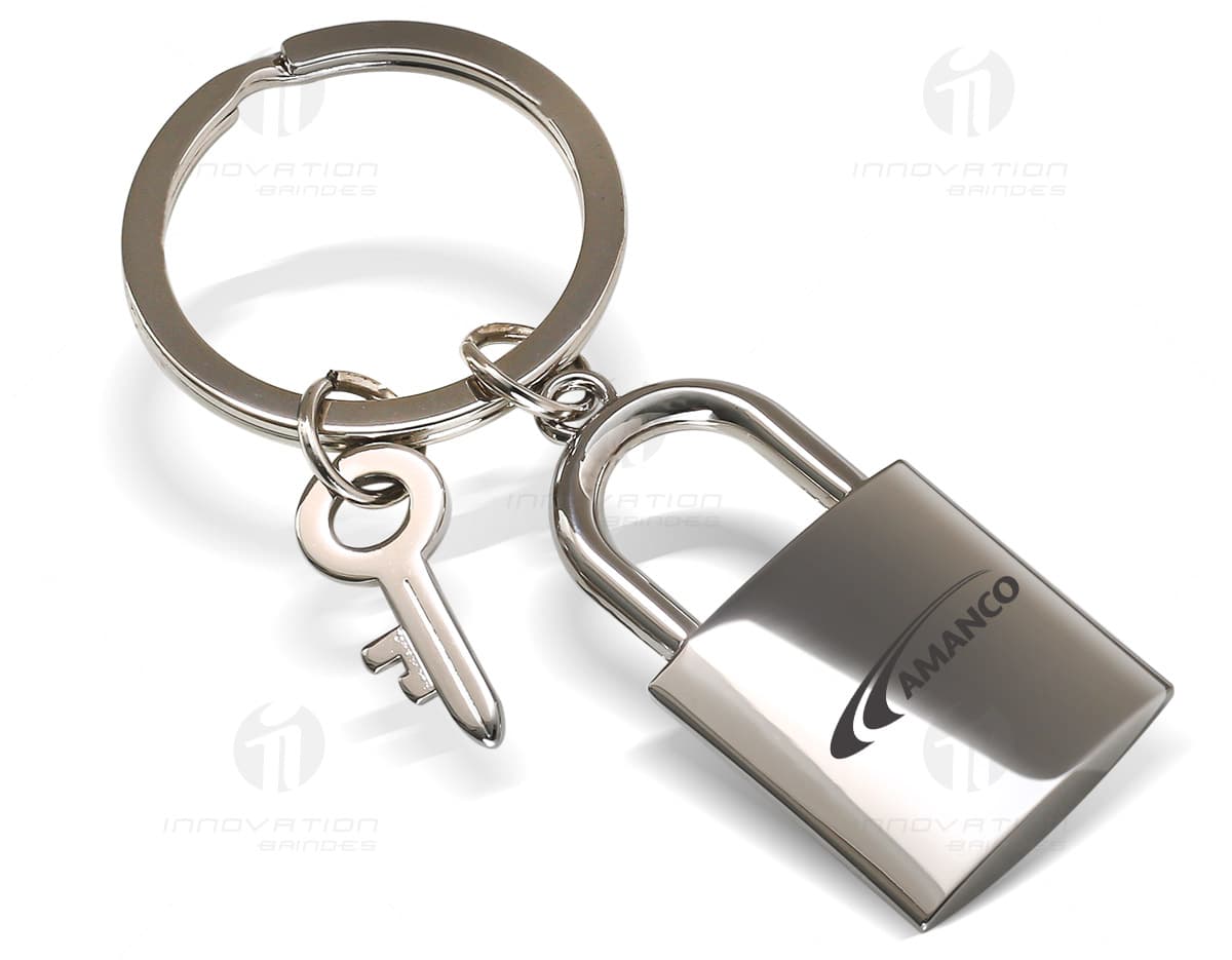 Chaveiro de cortiça em forma de coração com detalhes em metal. Chaveiro de cortiça em forma de coração com detalhes em metal.