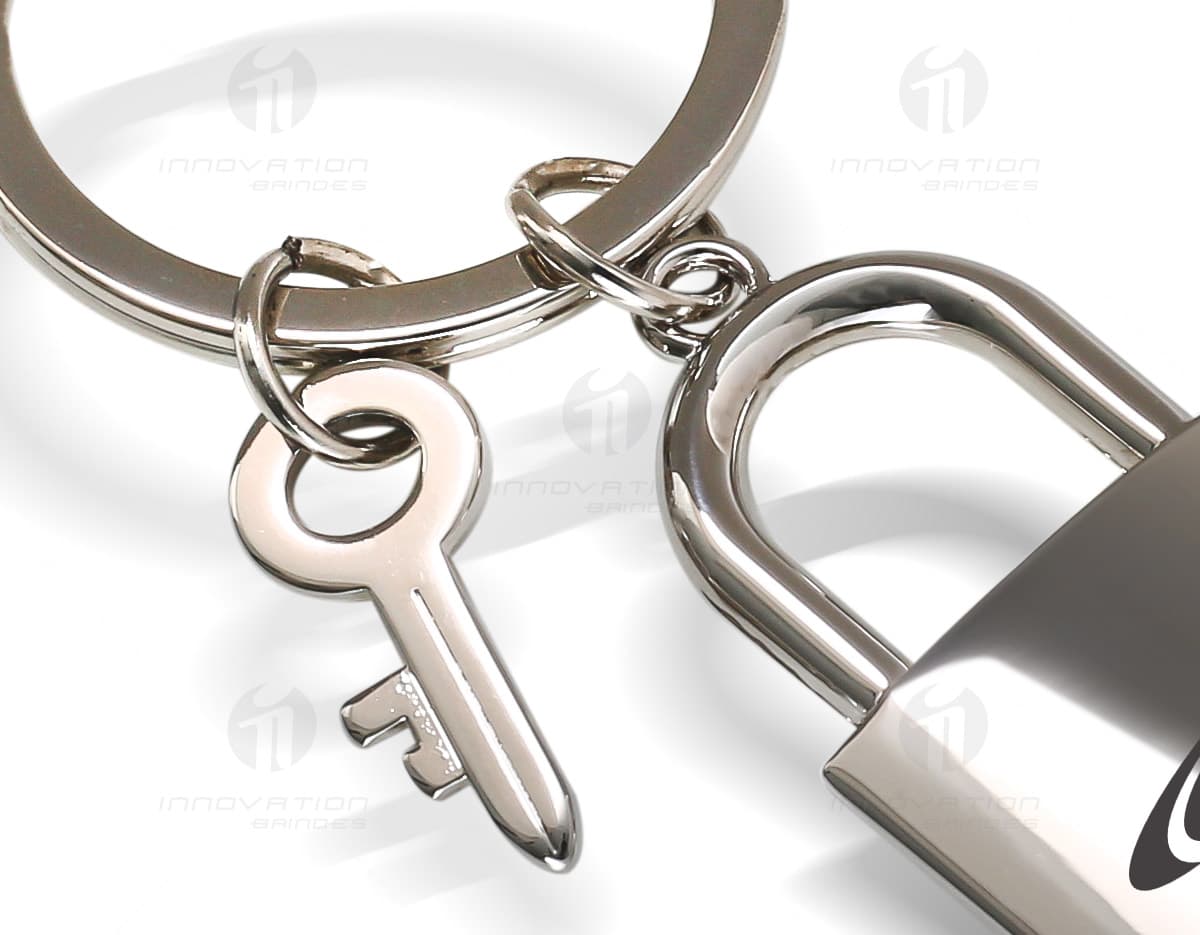 Chaveiro de metal em formato de cadeado. Chaveiro de metal em formato de cadeado.