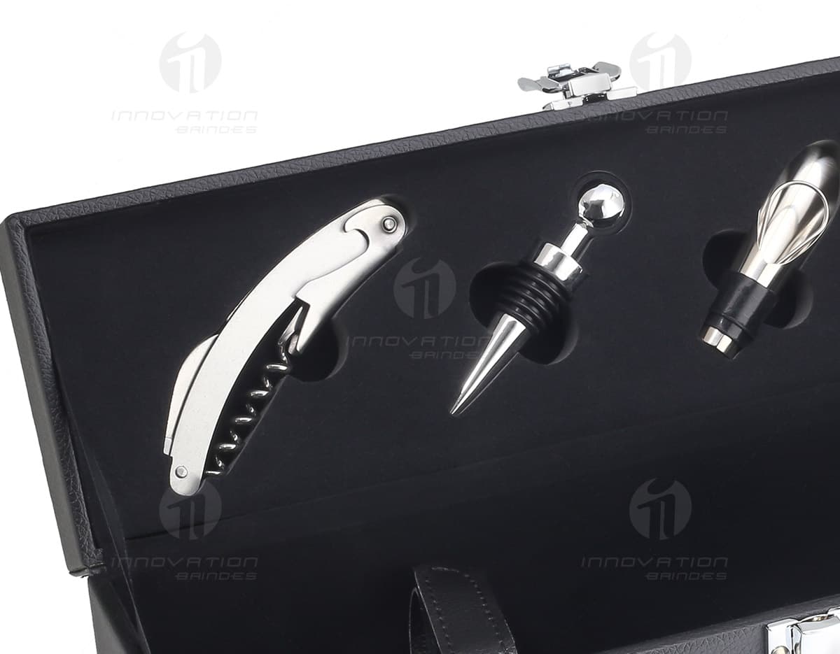 Conjunto de vinho composto por 5 peças, todas armazenadas em um estojo de couro. Conjunto de vinho composto por 5 peças, todas armazenadas em um estojo de couro.