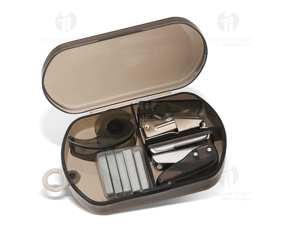 Kit grampeador composto por um grampeador e um estojo para armazenamento. O grampeador é de cor prateada com detalhes em preto, e o estojo é de cor azul escuro. Kit grampeador composto por um grampeador e um estojo para armazenamento. O grampeador é de cor prateada com detalhes em preto, e o estojo é de cor azul escuro.