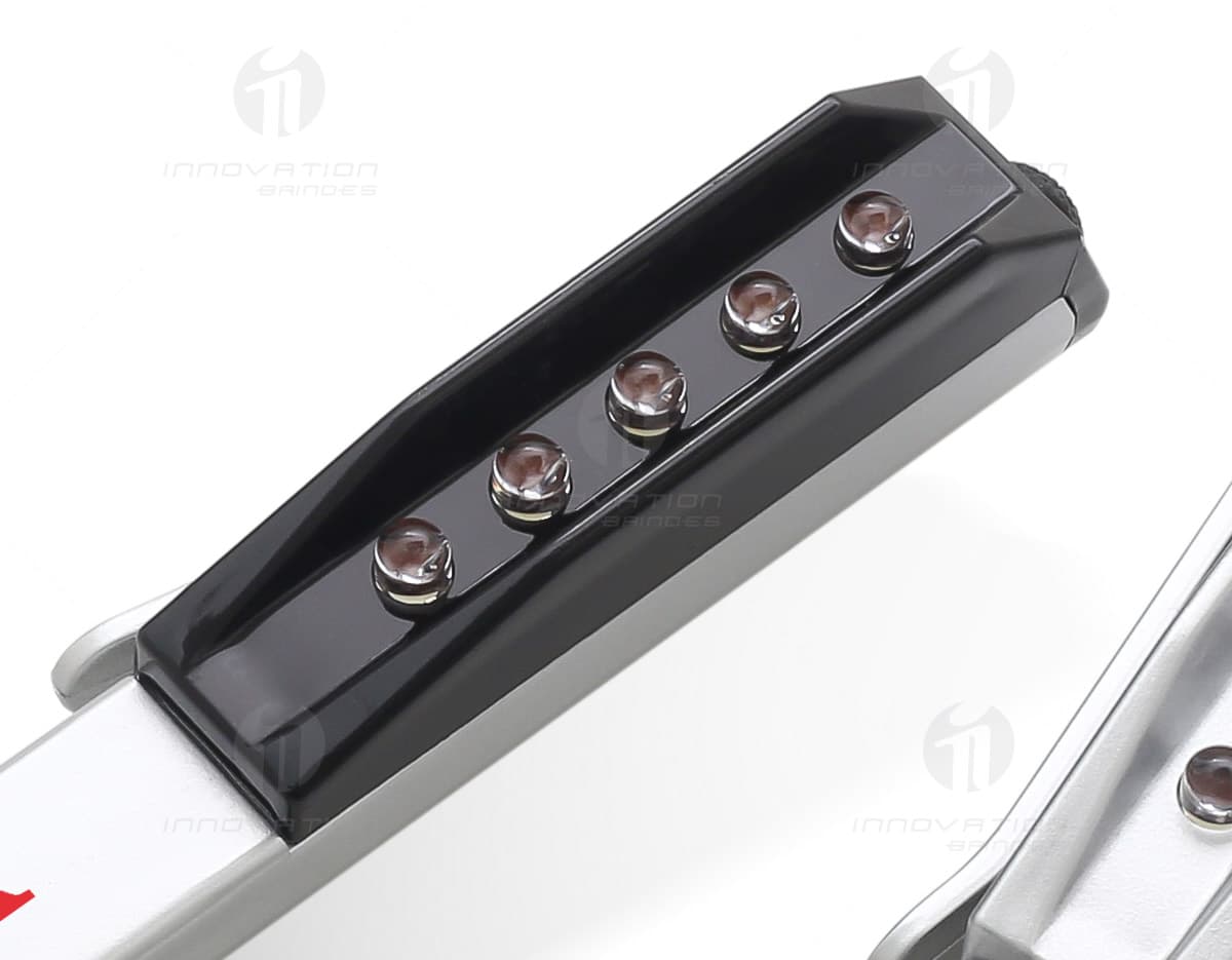 Luminária com LED de cor branca, apresentando design moderno e elegante. Luminária com LED de cor branca, apresentando design moderno e elegante.