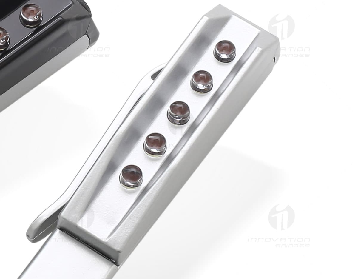 Luminária com LED na cor branca com design moderno e elegante. Luminária com LED na cor branca com design moderno e elegante.