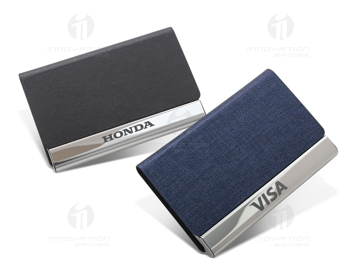 Kit composto por uma esferográfica e um chaveiro. A esferográfica possui tinta na cor azul e é revestida por um material metálico cromado. O chaveiro é fabricado em metal e possui um design elegante. O conjunto é ideal para presentear ou utilizar no dia a dia. Kit composto por uma esferográfica e um chaveiro. A esferográfica possui tinta na cor azul e é revestida por um material metálico cromado. O chaveiro é fabricado em metal e possui um design elegante. O conjunto é ideal para presentear ou utilizar no dia a dia.