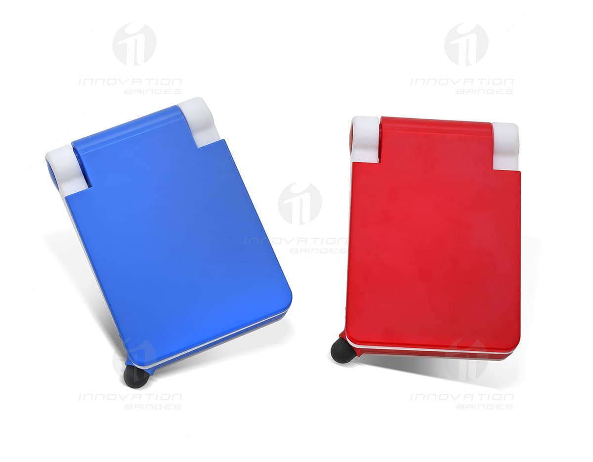 Kit com 6 porta copos de diferentes cores e estampas, sendo utilizado em cima de uma mesa de madeira. Kit com 6 porta copos de diferentes cores e estampas, sendo utilizado em cima de uma mesa de madeira.