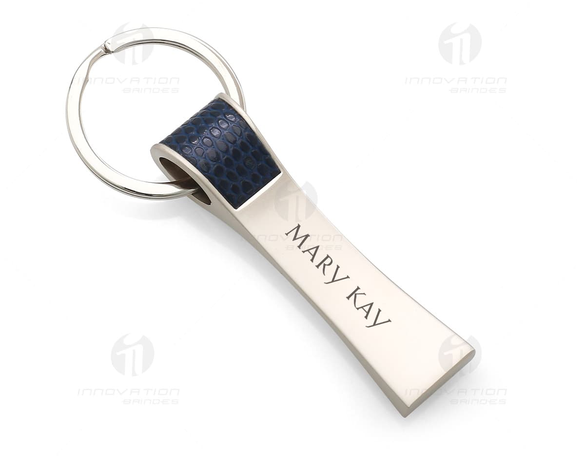 Caneta roller metal de cor prateada com detalhes dourados e tampa encaixada. Caneta roller metal de cor prateada com detalhes dourados e tampa encaixada.