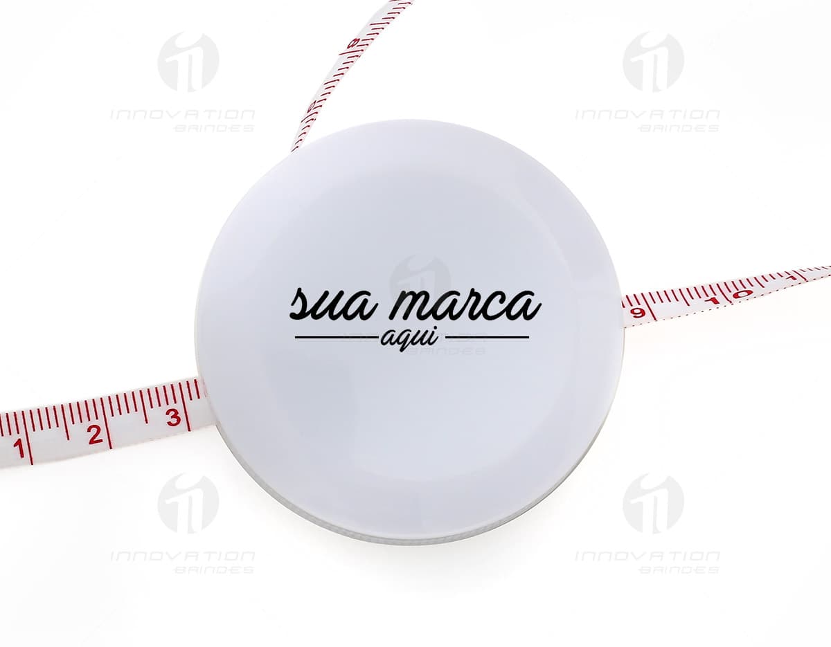 Trena Plástica - 01 sobre fundo branco. Trena Plástica - 01 sobre fundo branco.