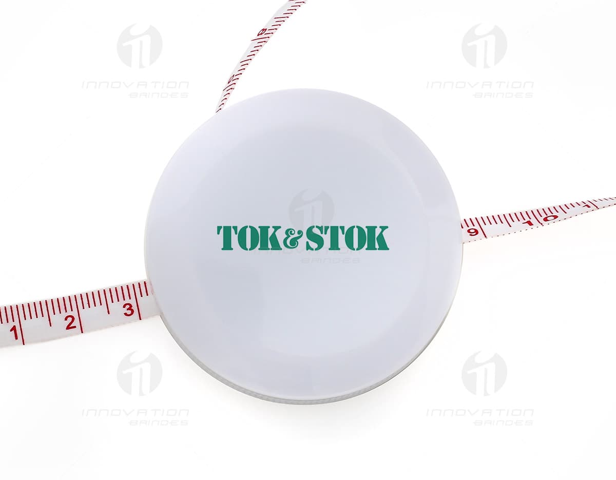 Chaveiro de plástico em forma de fita métrica com design colorido. Chaveiro de plástico em forma de fita métrica com design colorido.