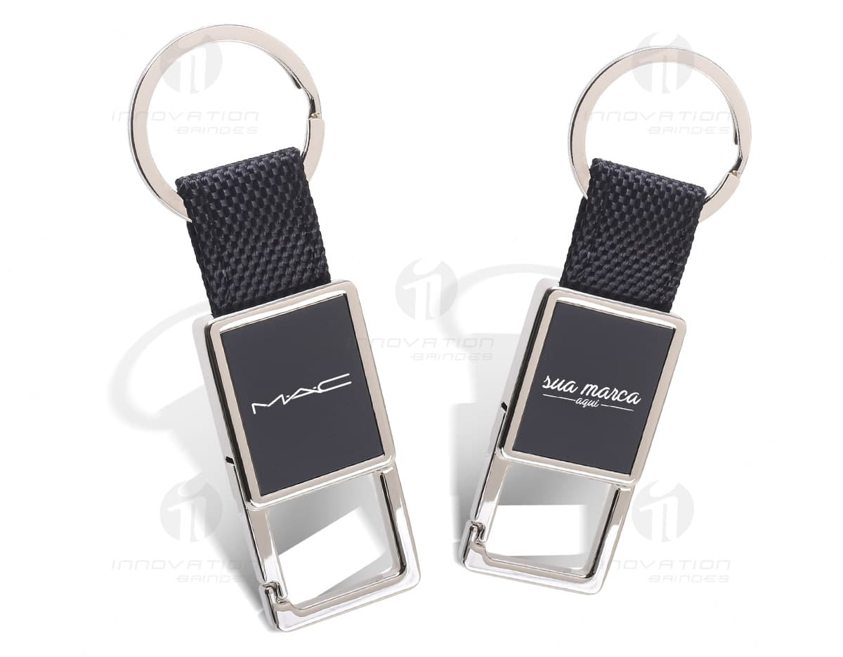 Chaveiro metálico com fecho mosquetão preto, moderno e seguro, perfeito para guardar chaves e acessórios eletrônicos como adaptadores e pendrives. Chaveiro metálico com fecho mosquetão preto, moderno e seguro, perfeito para guardar chaves e acessórios eletrônicos como adaptadores e pendrives.