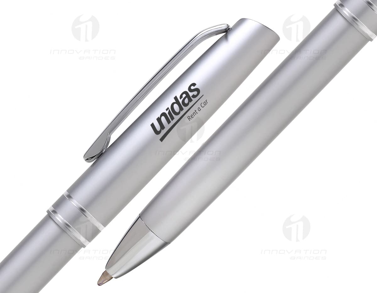 Caneta esferográfica em metal preto com detalhes dourados e tampa removível. Caneta esferográfica em metal preto com detalhes dourados e tampa removível.