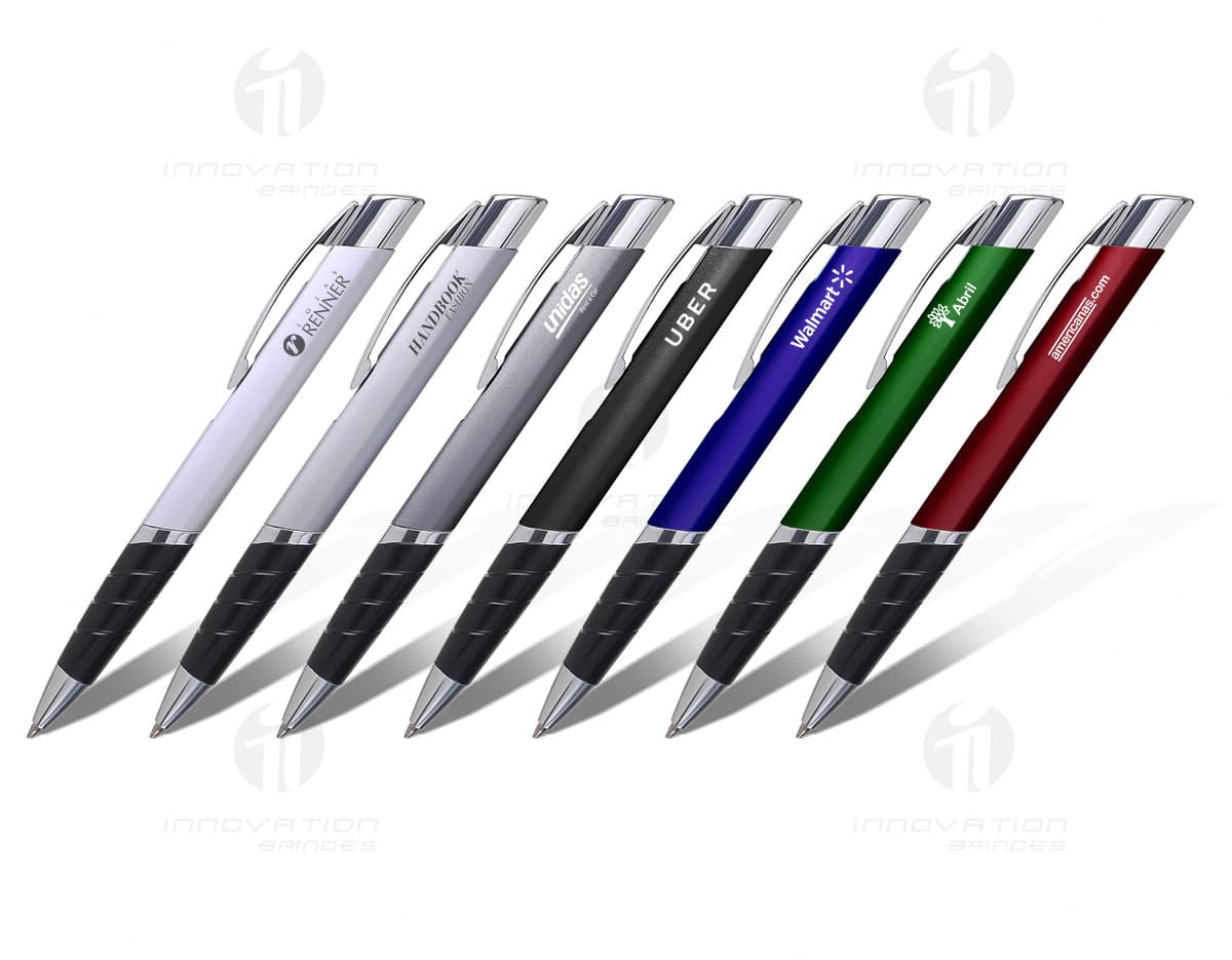 Caneta triangular de metal por clique em fundo branco. Caneta triangular de metal por clique em fundo branco.