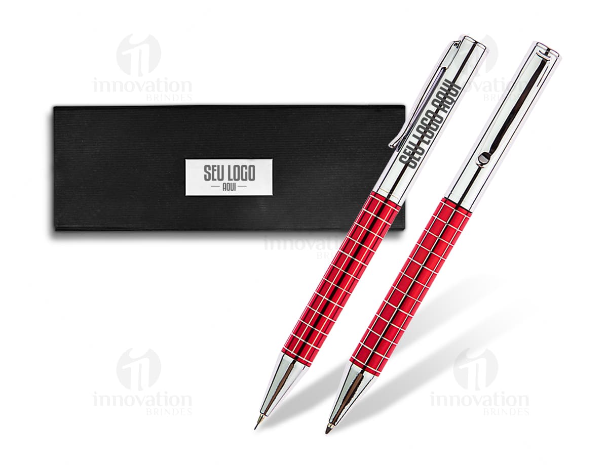 Kit ferramentas completo com lanterna em fundo branco. O kit inclui chaves de fenda, alicates, martelo e outras ferramentas variadas, além de uma lanterna. Kit ferramentas completo com lanterna em fundo branco. O kit inclui chaves de fenda, alicates, martelo e outras ferramentas variadas, além de uma lanterna.