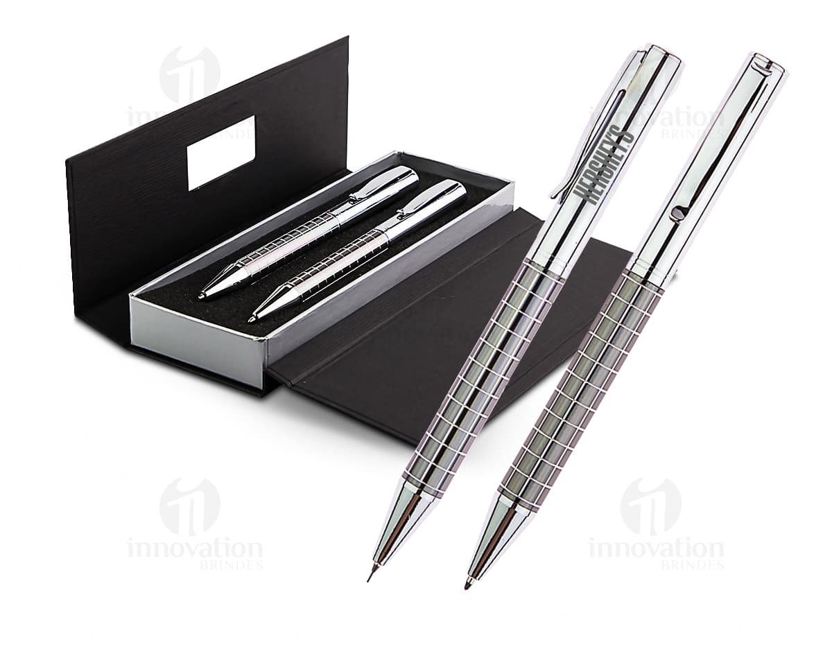 Kit com 6 porta copos de cores diversas dispostos em uma mesa de madeira. Kit com 6 porta copos de cores diversas dispostos em uma mesa de madeira.