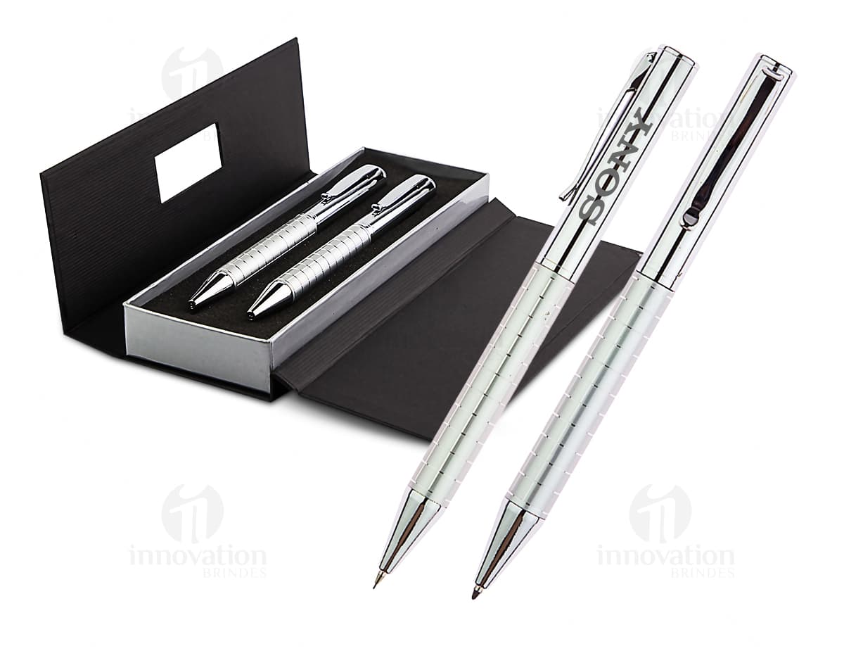 Kit contendo uma caneta e uma lapiseira de cor preta. Kit contendo uma caneta e uma lapiseira de cor preta.