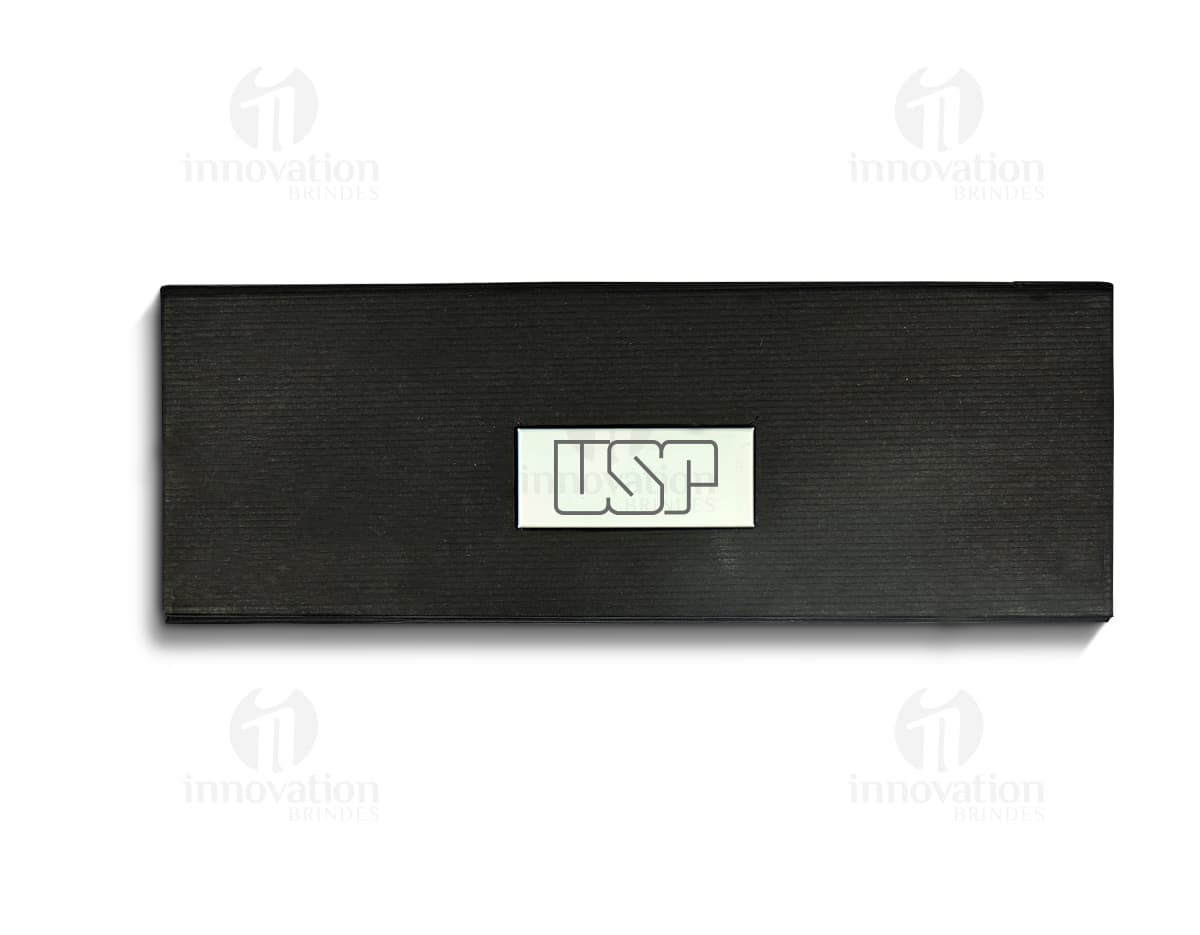 Kit queijo composto por 3 peças em aço inoxidável e uma tábua em madeira. Kit queijo composto por 3 peças em aço inoxidável e uma tábua em madeira.