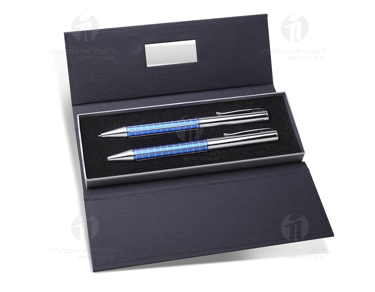 Marcador de texto versátil em diferentes cores sobre uma mesa branca. Marcador de texto versátil em diferentes cores sobre uma mesa branca.