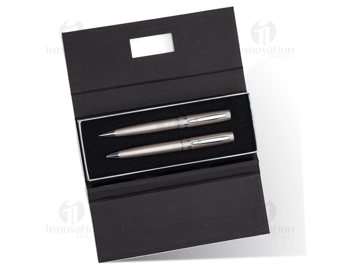 Kit contendo uma caneta e uma lapiseira de metal, acompanhadas de um estojo para armazenamento. Kit contendo uma caneta e uma lapiseira de metal, acompanhadas de um estojo para armazenamento.