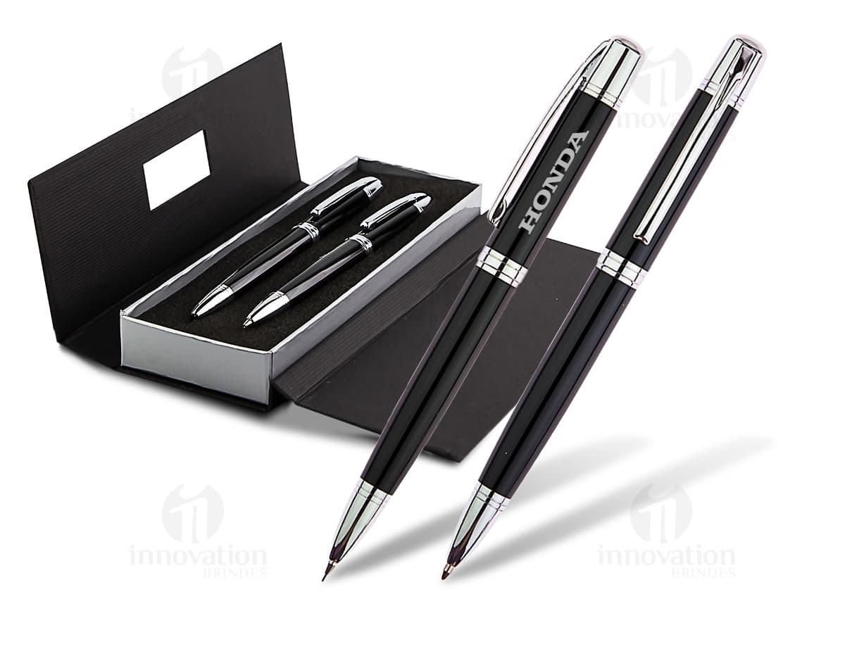Kit contendo uma caneta e uma lapiseira de metal, acompanhadas de um estojo. Kit contendo uma caneta e uma lapiseira de metal, acompanhadas de um estojo.