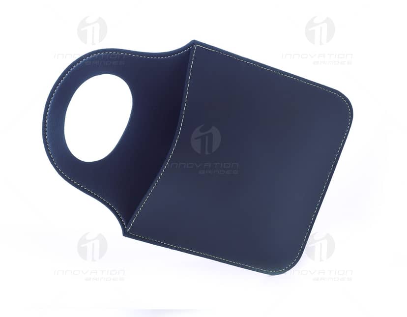 Lixeira de couro marrom claro, com design moderno e elegante.