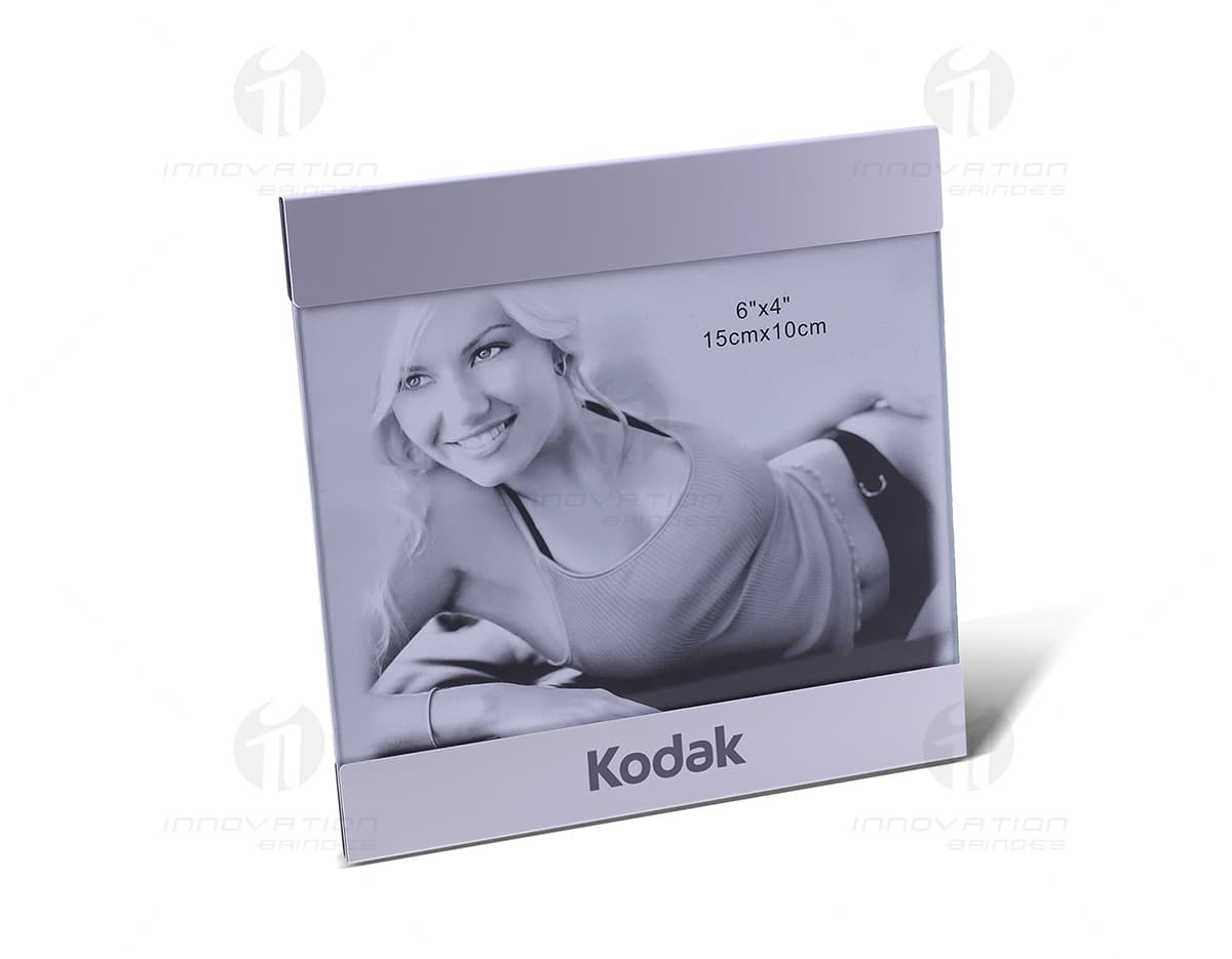 Porta retrato de metal com design moderno e elegante, na cor preta, contendo espaço para duas fotos verticais. Porta retrato de metal com design moderno e elegante, na cor preta, contendo espaço para duas fotos verticais.