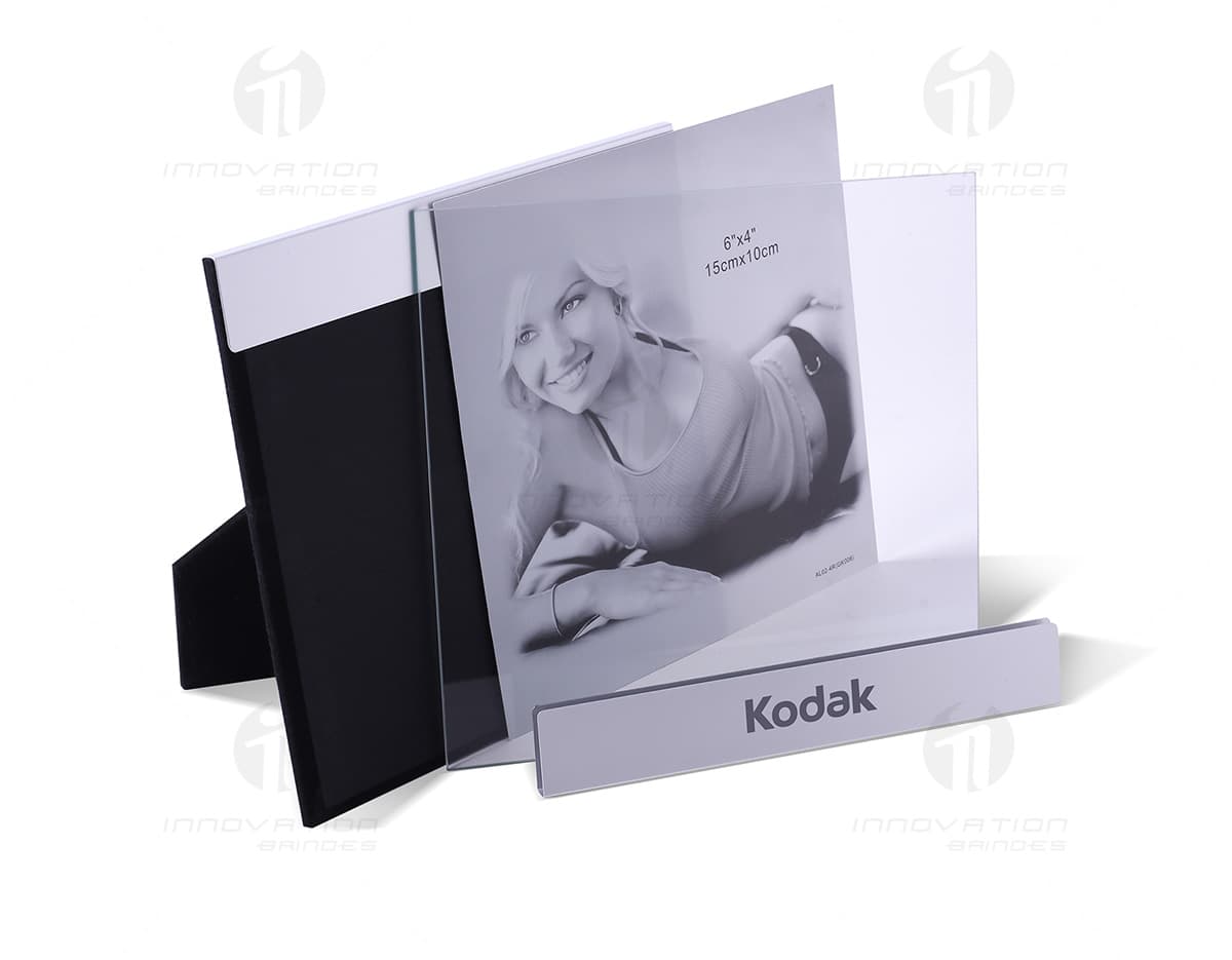 Porta retrato de metal com design moderno e elegante. A moldura é fina e possui acabamento em metal cromado. O porta retrato tem espaço para duas fotos, uma ao lado da outra. Porta retrato de metal com design moderno e elegante. A moldura é fina e possui acabamento em metal cromado. O porta retrato tem espaço para duas fotos, uma ao lado da outra.