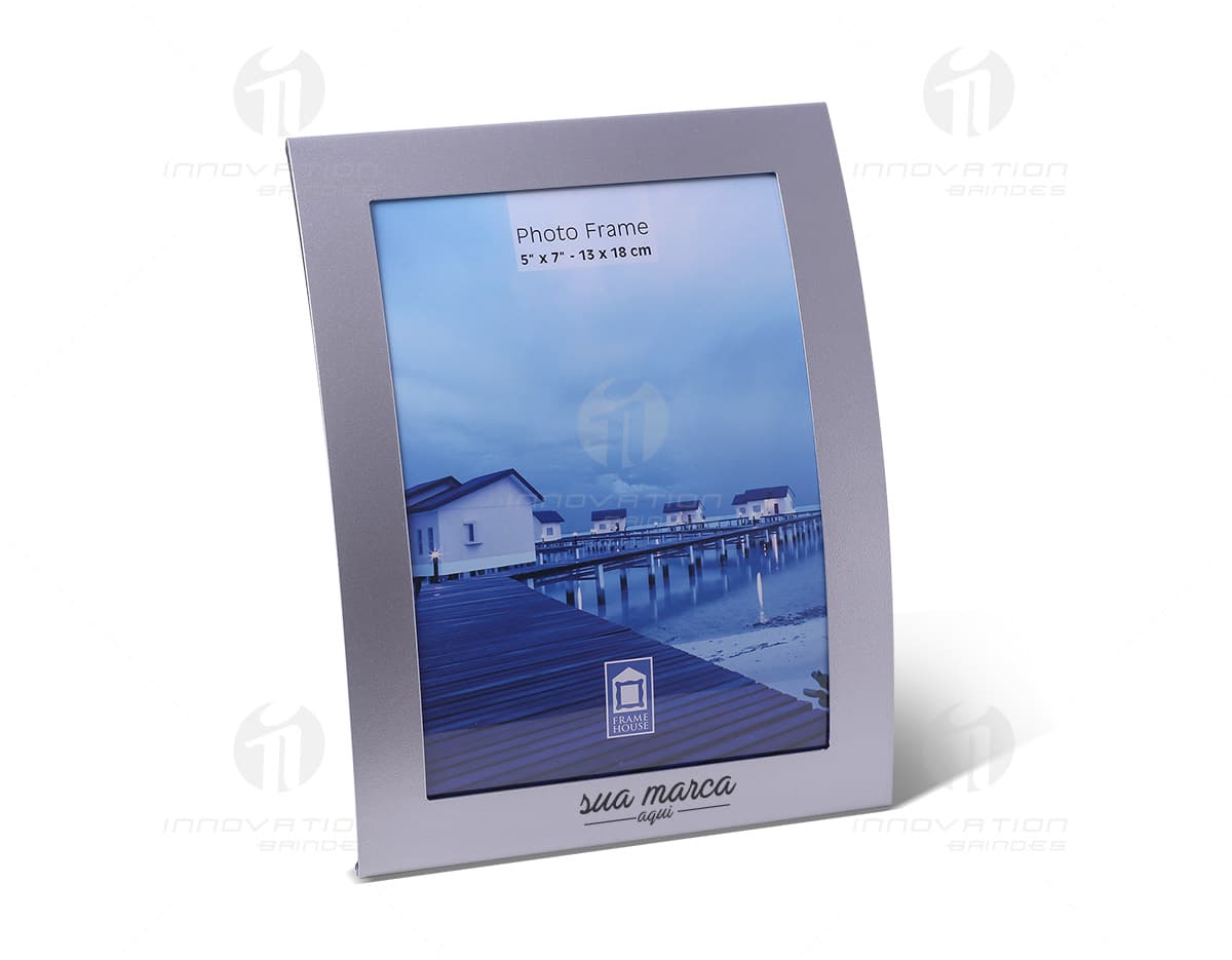 Porta Cartões Durável de Metal em fundo branco, com capacidade para diversos cartões e design elegante. Porta Cartões Durável de Metal em fundo branco, com capacidade para diversos cartões e design elegante.