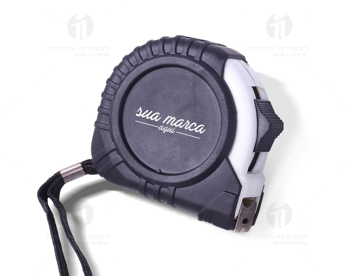 Trena Plástica - 01 sobre fundo branco. Trena Plástica - 01 sobre fundo branco.