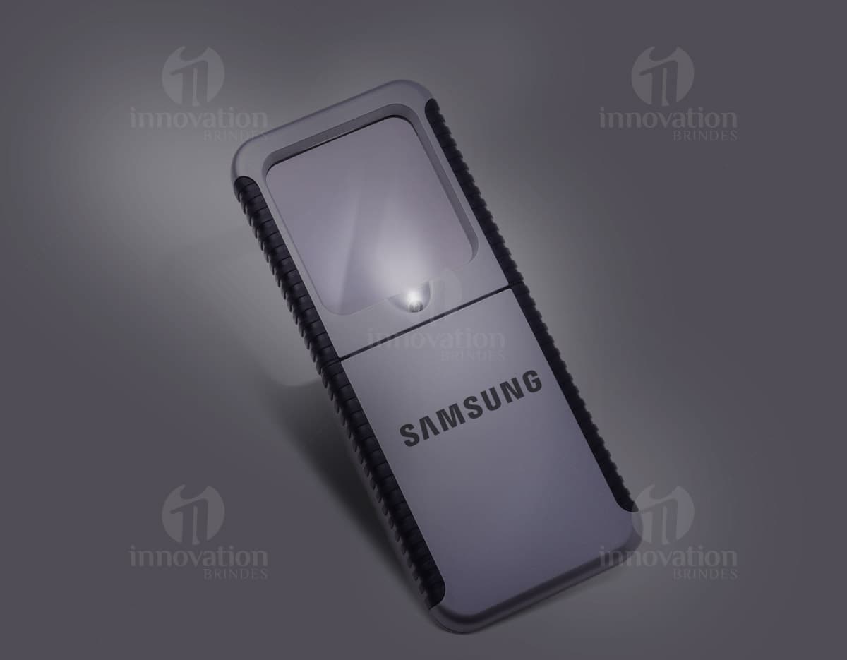 Lupa plástica com luz azul, ideal para auxiliar na leitura de textos pequenos. Lupa plástica com luz azul, ideal para auxiliar na leitura de textos pequenos.