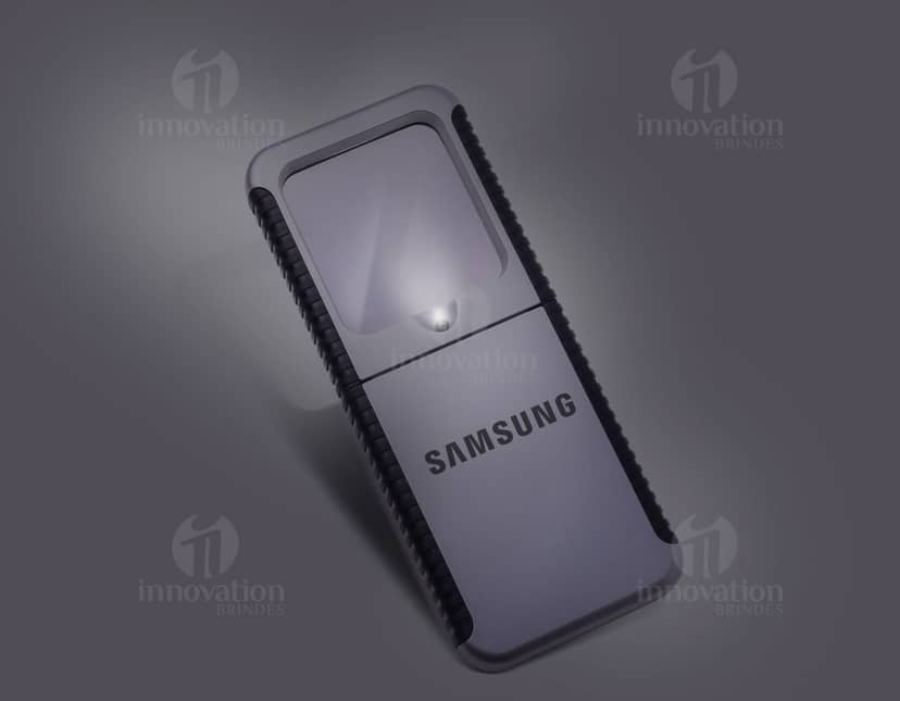 Lupa plástica com luz azul, ideal para auxiliar na leitura de textos pequenos.