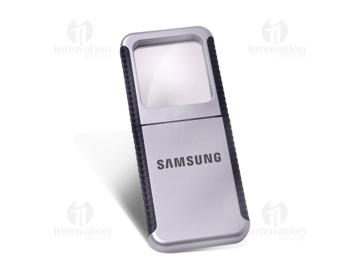 Lupa com iluminação LED e estojo protetor, com possibilidade de troca de bateria. Lupa com iluminação LED e estojo protetor, com possibilidade de troca de bateria.