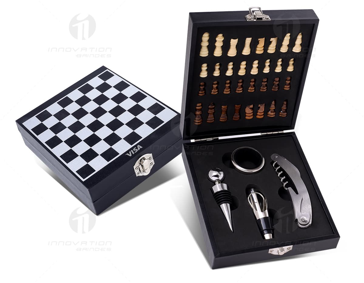 Kit churrasco contendo 4 peças (garfo, faca, espátula e pegador) armazenadas em um estojo de nylon. Kit churrasco contendo 4 peças (garfo, faca, espátula e pegador) armazenadas em um estojo de nylon.