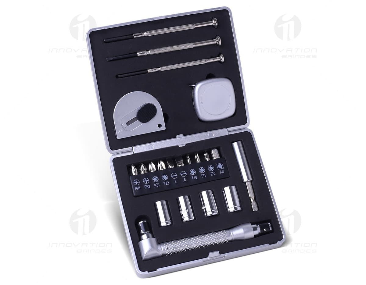 Kit de ferramentas contendo 28 peças variadas, como chaves de fenda, alicates e chaves de boca. Kit de ferramentas contendo 28 peças variadas, como chaves de fenda, alicates e chaves de boca.