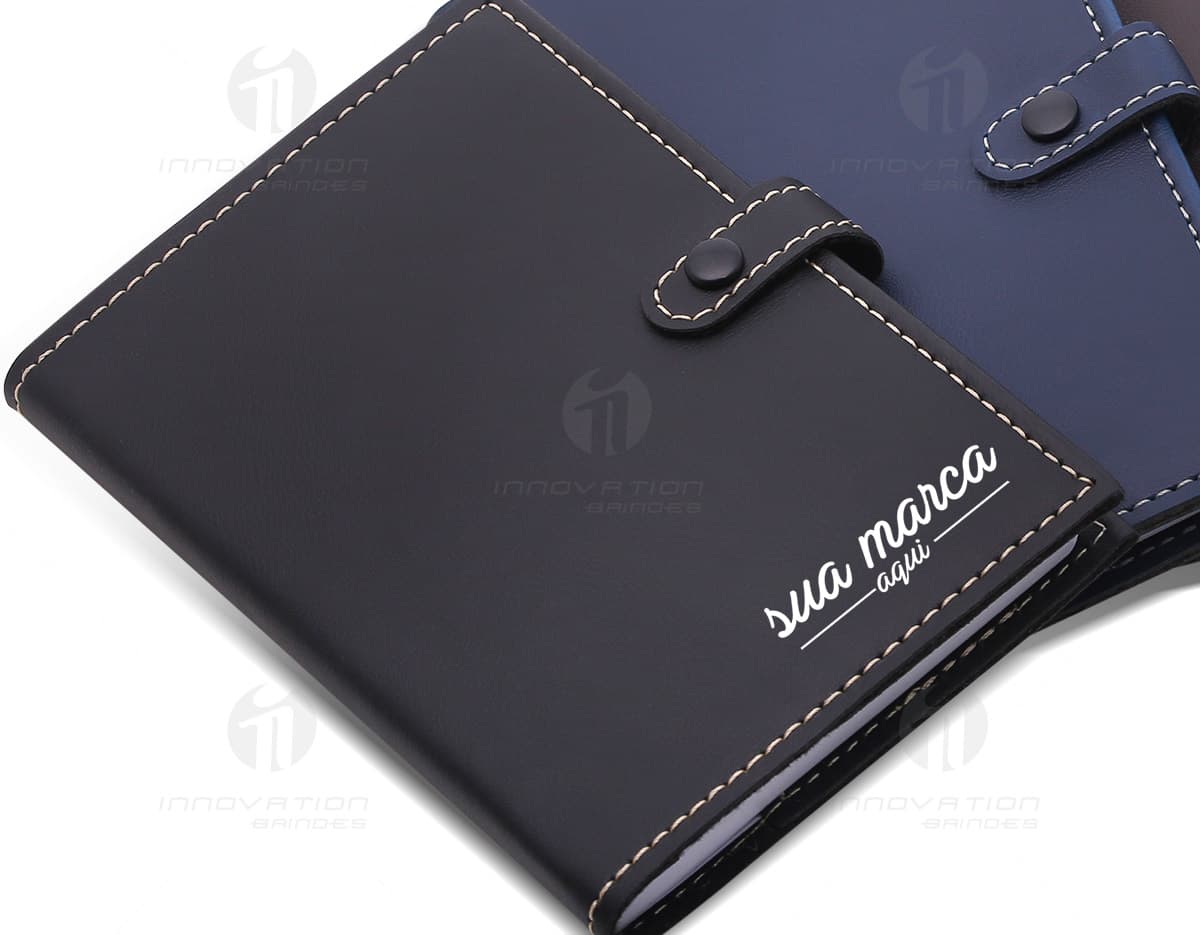 Porta Cartão para Celular em material de couro marrom com capacidade para até três cartões e adesivo para fixação na parte traseira do celular. Porta Cartão para Celular em material de couro marrom com capacidade para até três cartões e adesivo para fixação na parte traseira do celular.