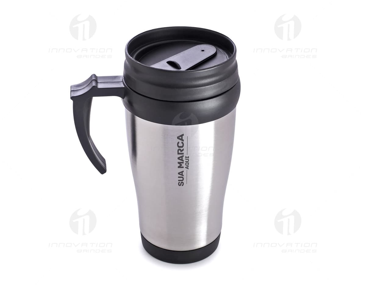 Caneca Mixer vermelha com tampa preta e botão de ligar na lateral, sobre fundo neutro. Caneca Mixer vermelha com tampa preta e botão de ligar na lateral, sobre fundo neutro.