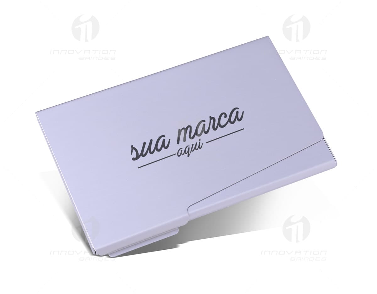 Porta cartões em metal em um ambiente de escritório com papel em branco, notebook, livro e caneta. Porta cartões em metal em um ambiente de escritório com papel em branco, notebook, livro e caneta.