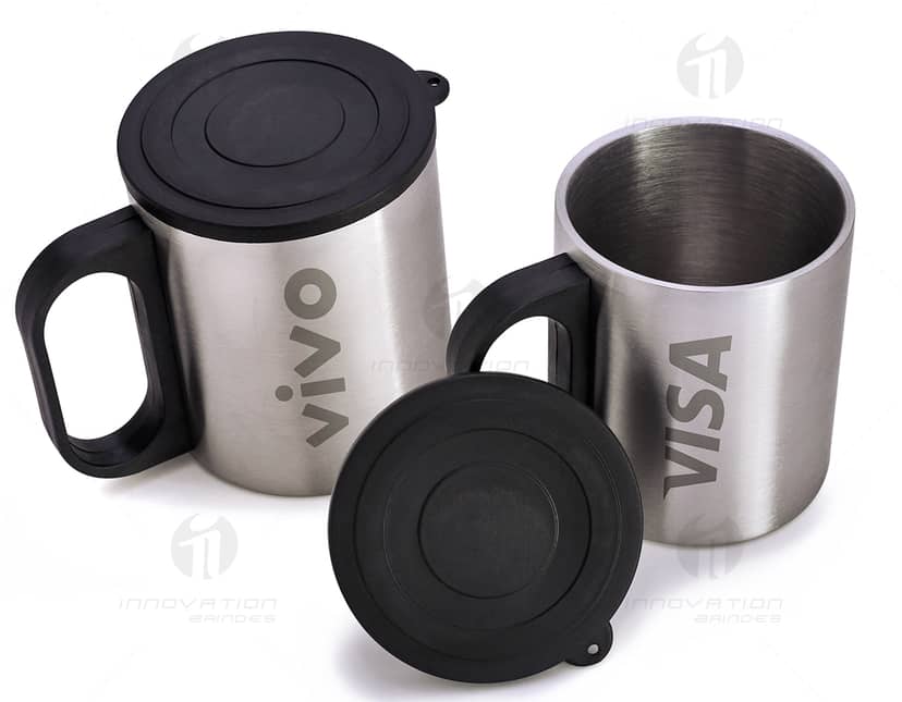 Kit com 6 porta copos em formato redondo, feitos de cerâmica branca com estampas coloridas de frutas tropicais.