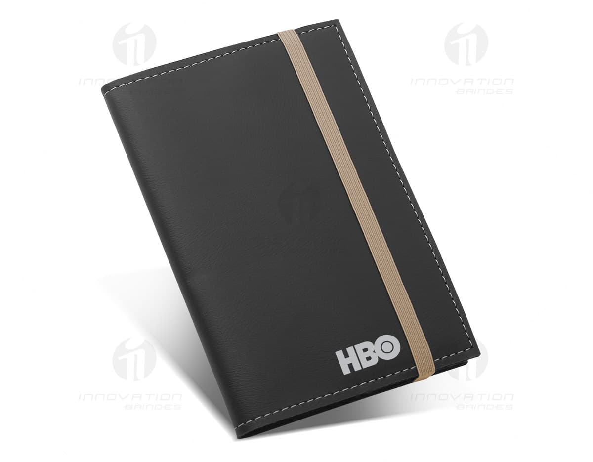 Caderno preto de couro sintético luxuoso com costura detalhada e fecho magnético. Caderno preto de couro sintético luxuoso com costura detalhada e fecho magnético.