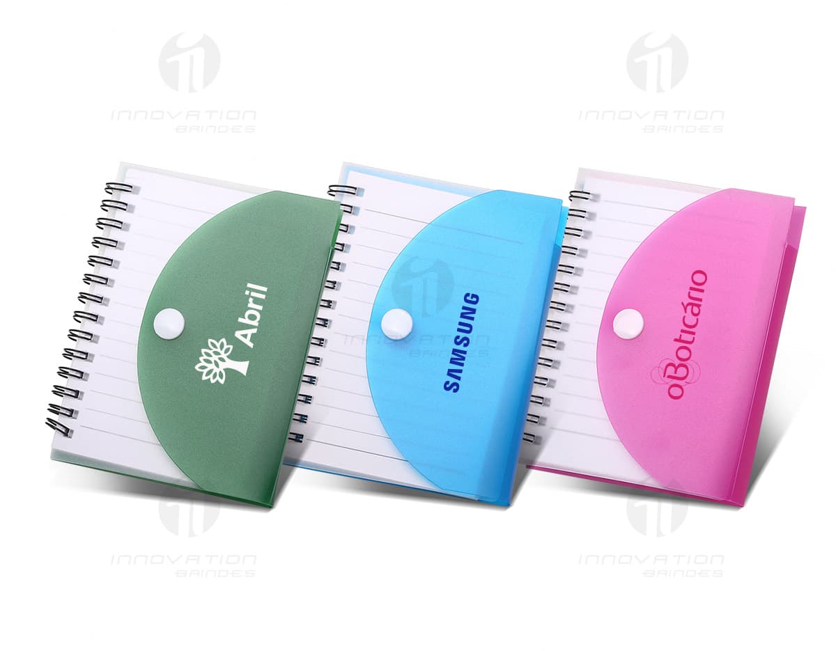 Kit vinho 2 peças contendo um saca-rolhas e um anel corta gotas em um fundo branco. Kit vinho 2 peças contendo um saca-rolhas e um anel corta gotas em um fundo branco.