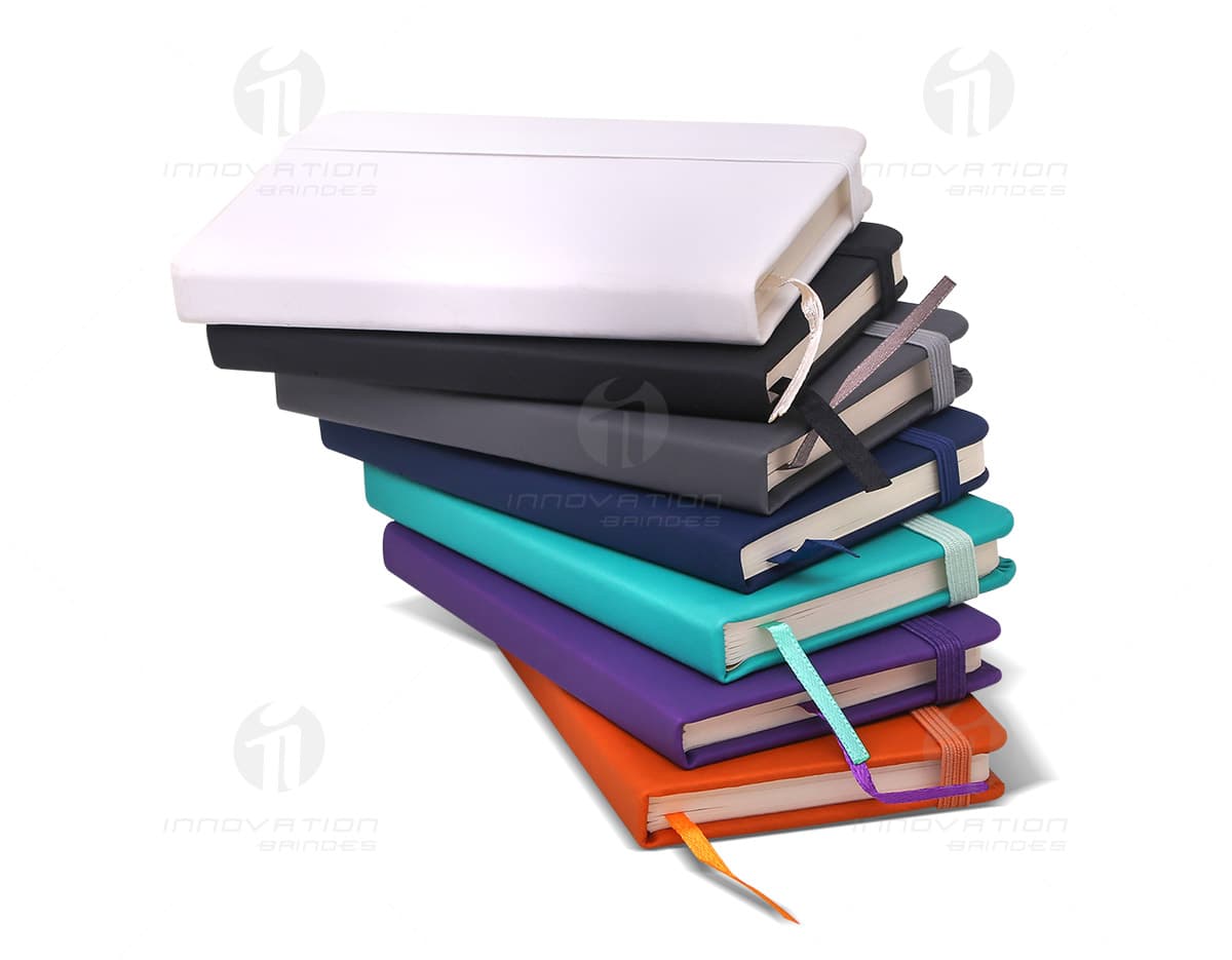 Moleskine retangular nas dimensões de 12,8 x 7,7 x 1,4 cm. Moleskine retangular nas dimensões de 12,8 x 7,7 x 1,4 cm.