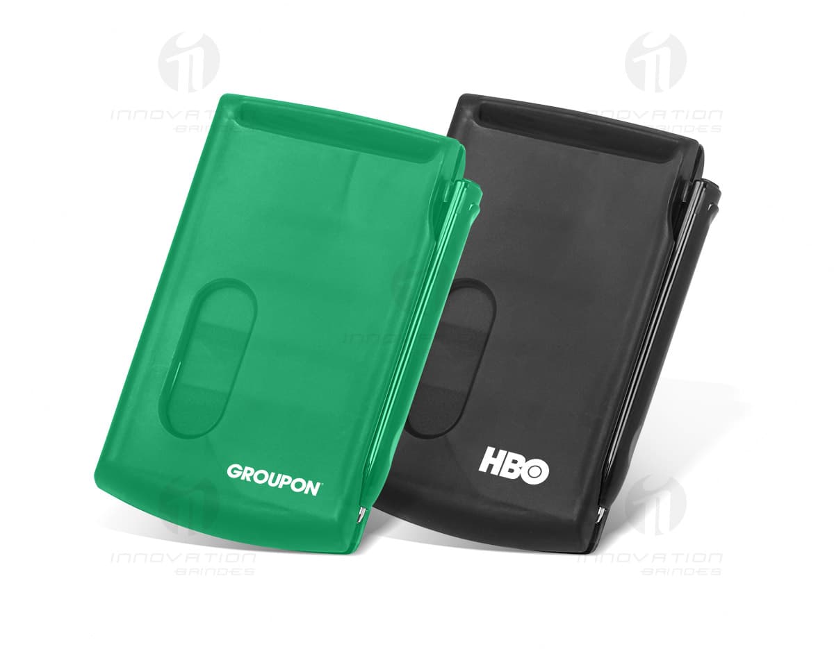 Caderneta de papel com porta-caneta em cor rosa. Caderneta de papel com porta-caneta em cor rosa.