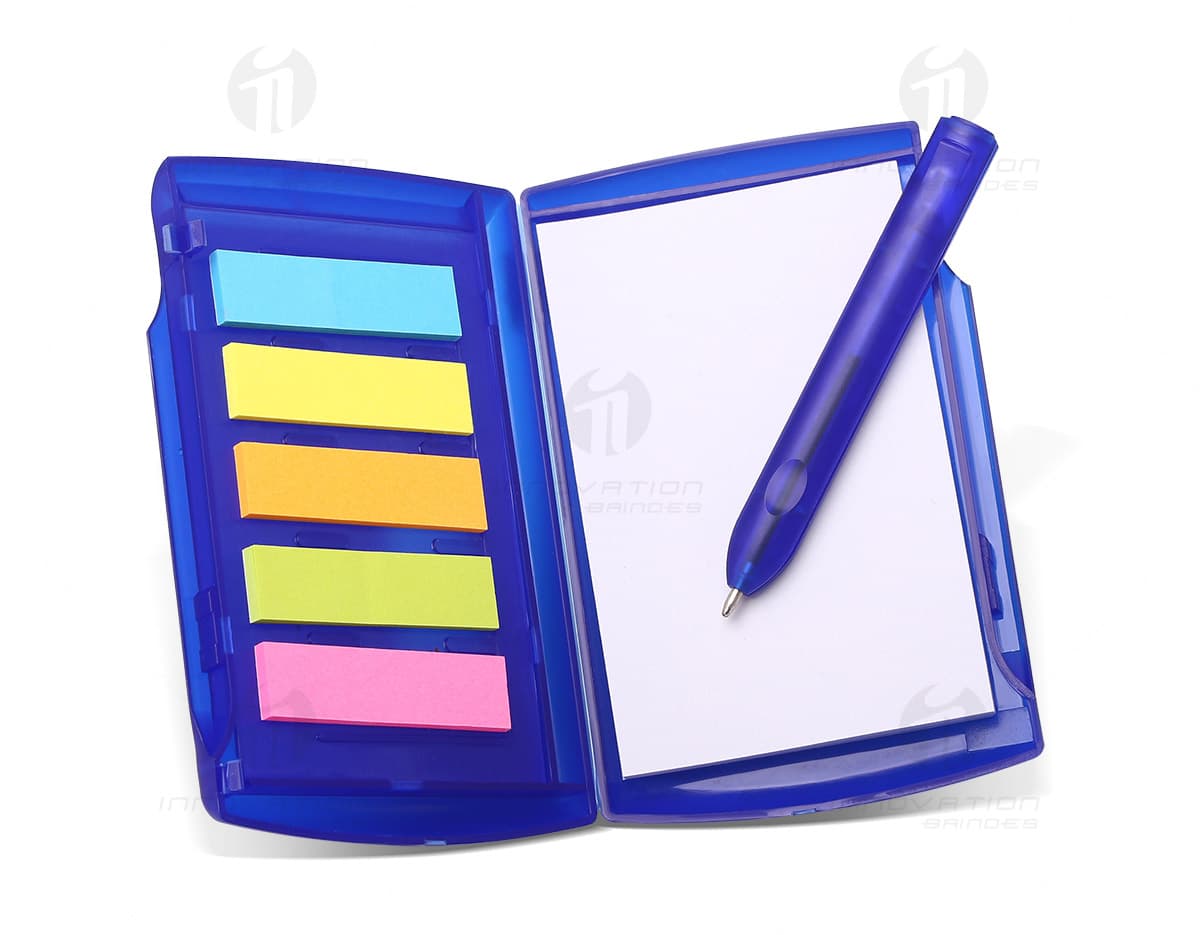 Caderneta de papel com porta-caneta em cor rosa. Caderneta de papel com porta-caneta em cor rosa.