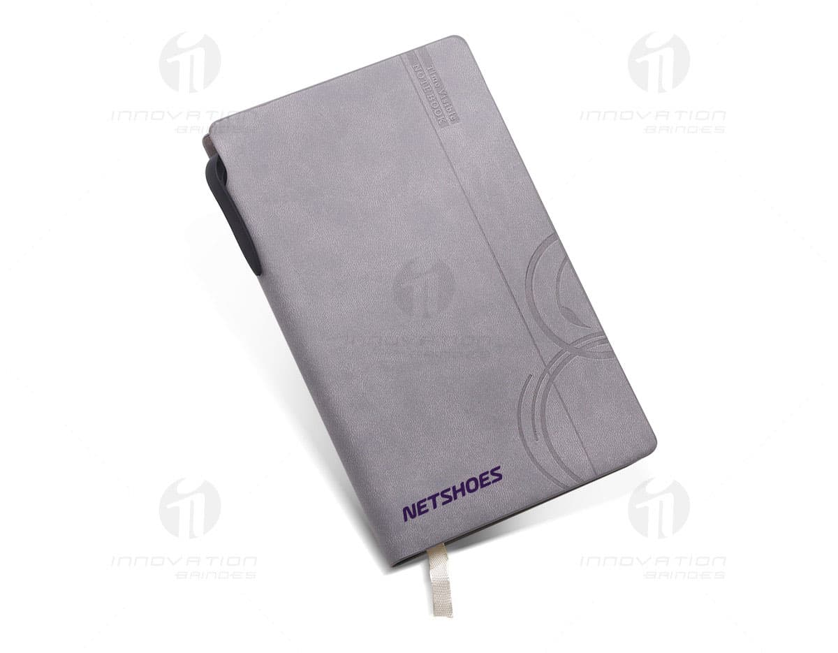 Moleskine de couro sintético preto com capa lisa e elástico para fechamento. Moleskine de couro sintético preto com capa lisa e elástico para fechamento.