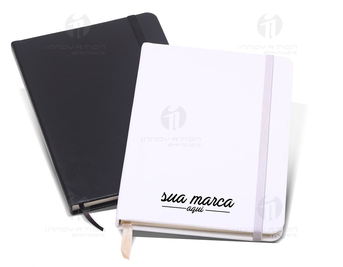 Kit com 6 porta copos de diferentes cores e estilos em forma de círculo sobre uma mesa de madeira. Kit com 6 porta copos de diferentes cores e estilos em forma de círculo sobre uma mesa de madeira.