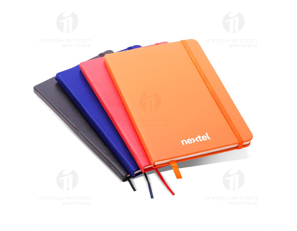 Bloco de anotações com régua na cor preta e detalhes em prata sobre fundo branco. Bloco de anotações com régua na cor preta e detalhes em prata sobre fundo branco.