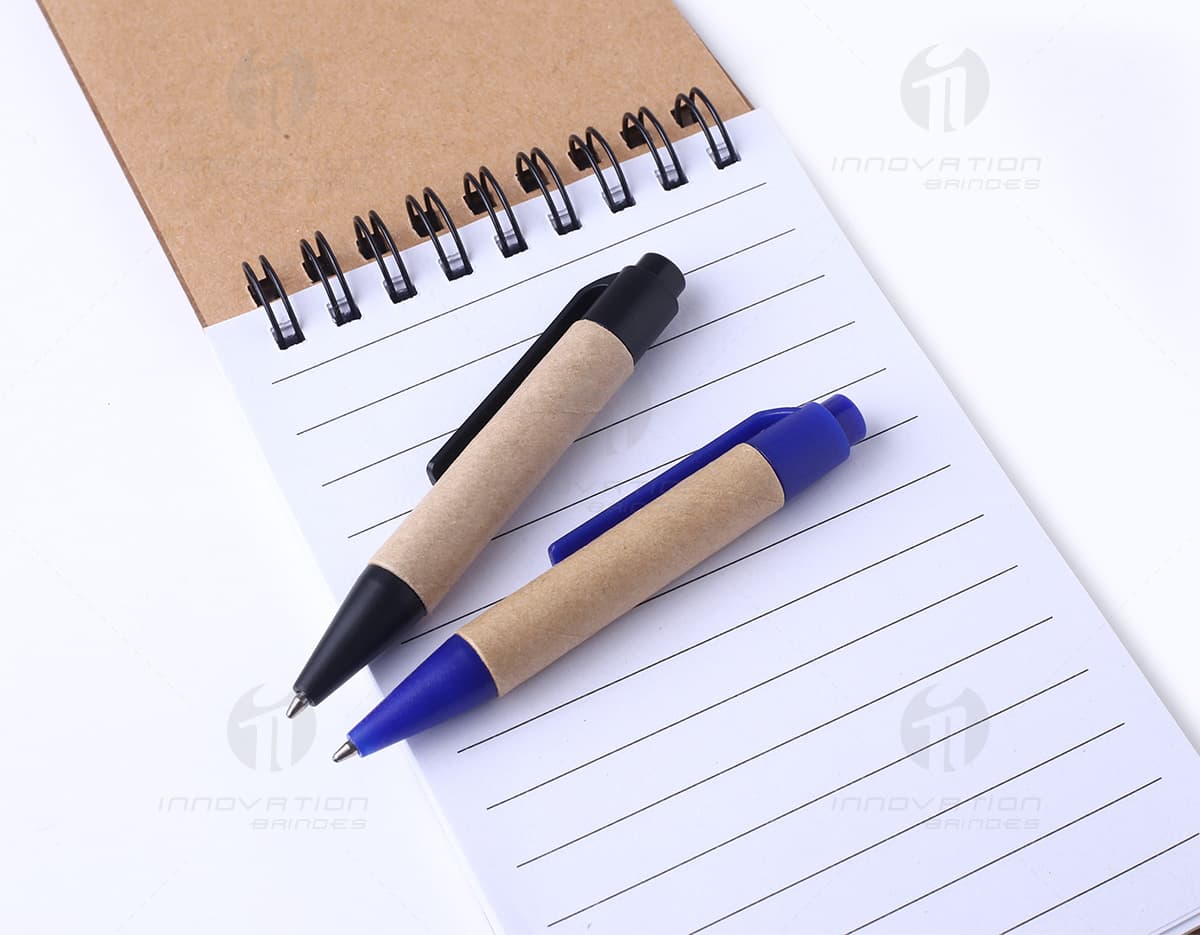 Bloco ecológico com mini caneta de papelão. Bloco ecológico com mini caneta de papelão.