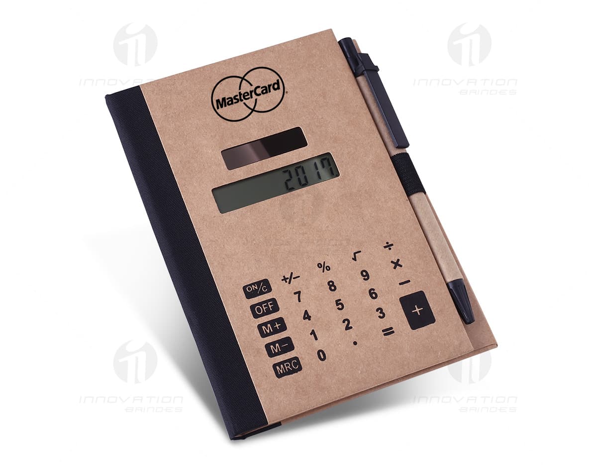 Bloco solar ecológico com calculadora em fundo branco. Bloco solar ecológico com calculadora em fundo branco.
