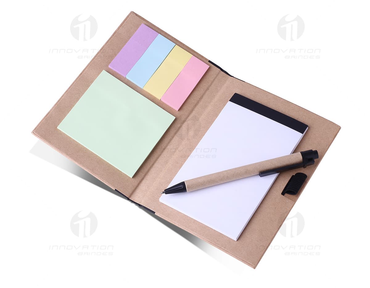 Kit com 6 porta copos em formato quadrado, feitos de madeira pintada nas cores azul, verde, amarelo, vermelho, laranja e roxo. Cada porta copos possui uma estampa diferente de flores e folhas. Kit com 6 porta copos em formato quadrado, feitos de madeira pintada nas cores azul, verde, amarelo, vermelho, laranja e roxo. Cada porta copos possui uma estampa diferente de flores e folhas.